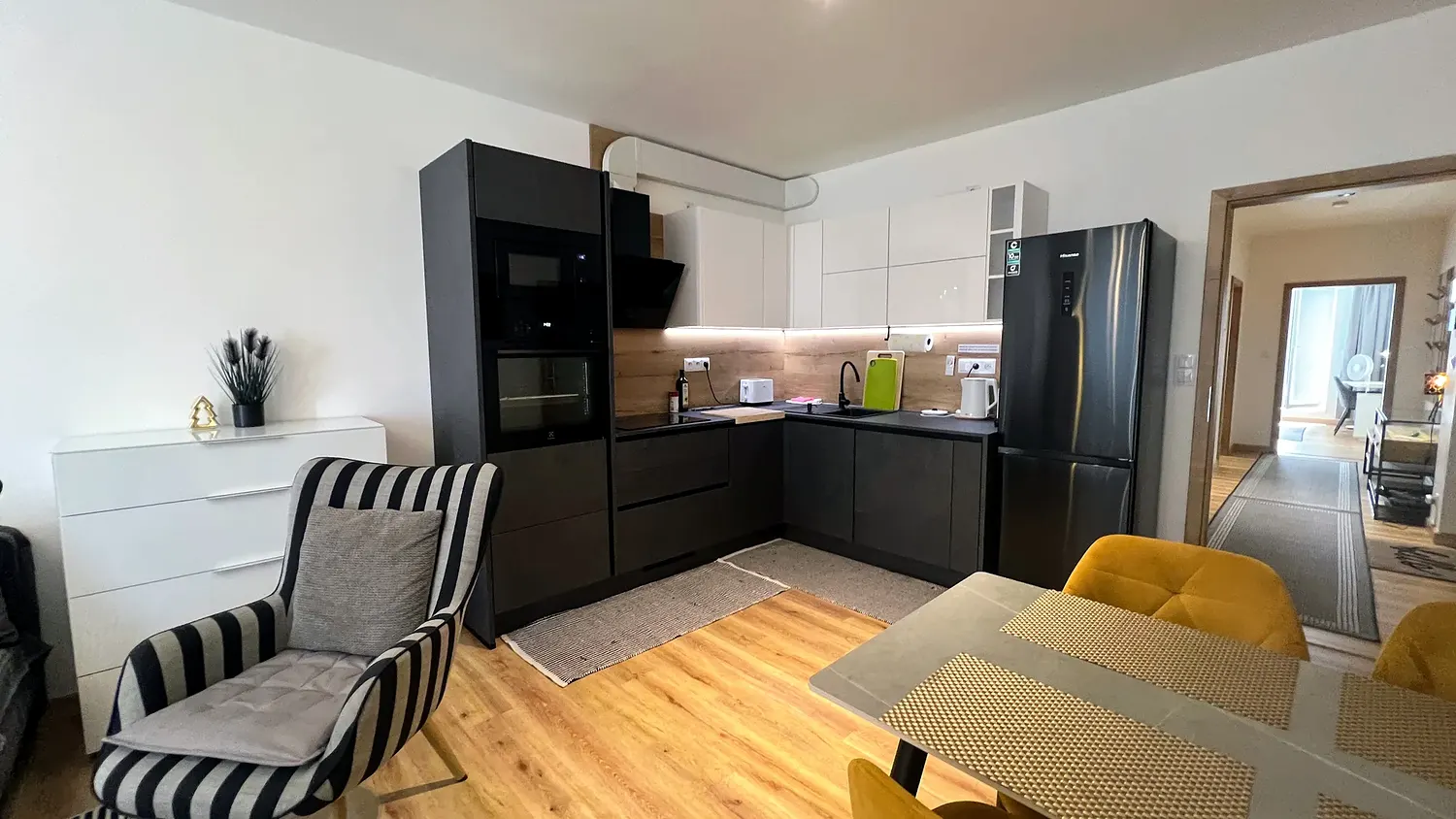 Kuchyně s jídelním koutem, apartmán 2+kk