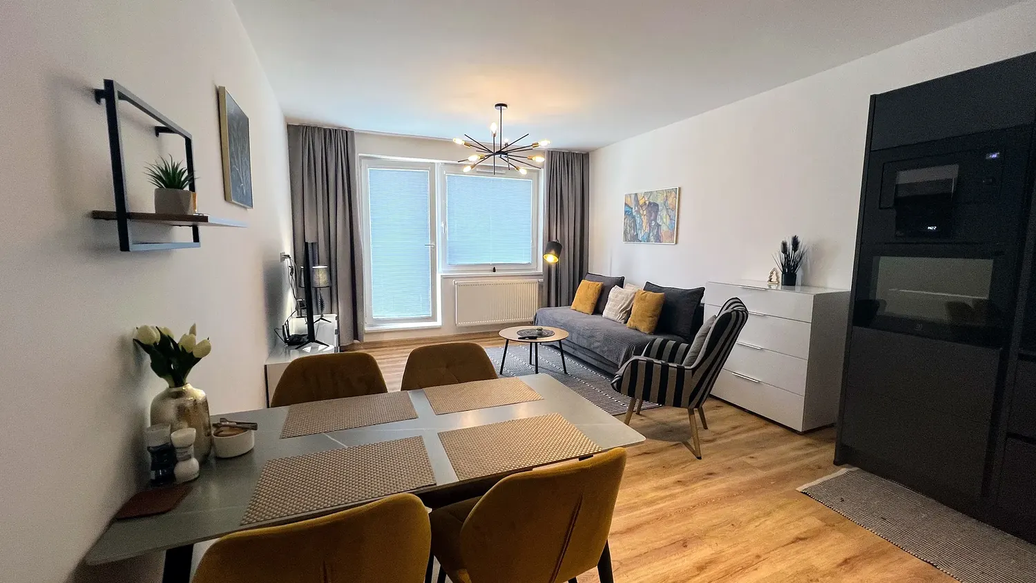 Jídelna a obývací pokoj, apartmán 2+kk