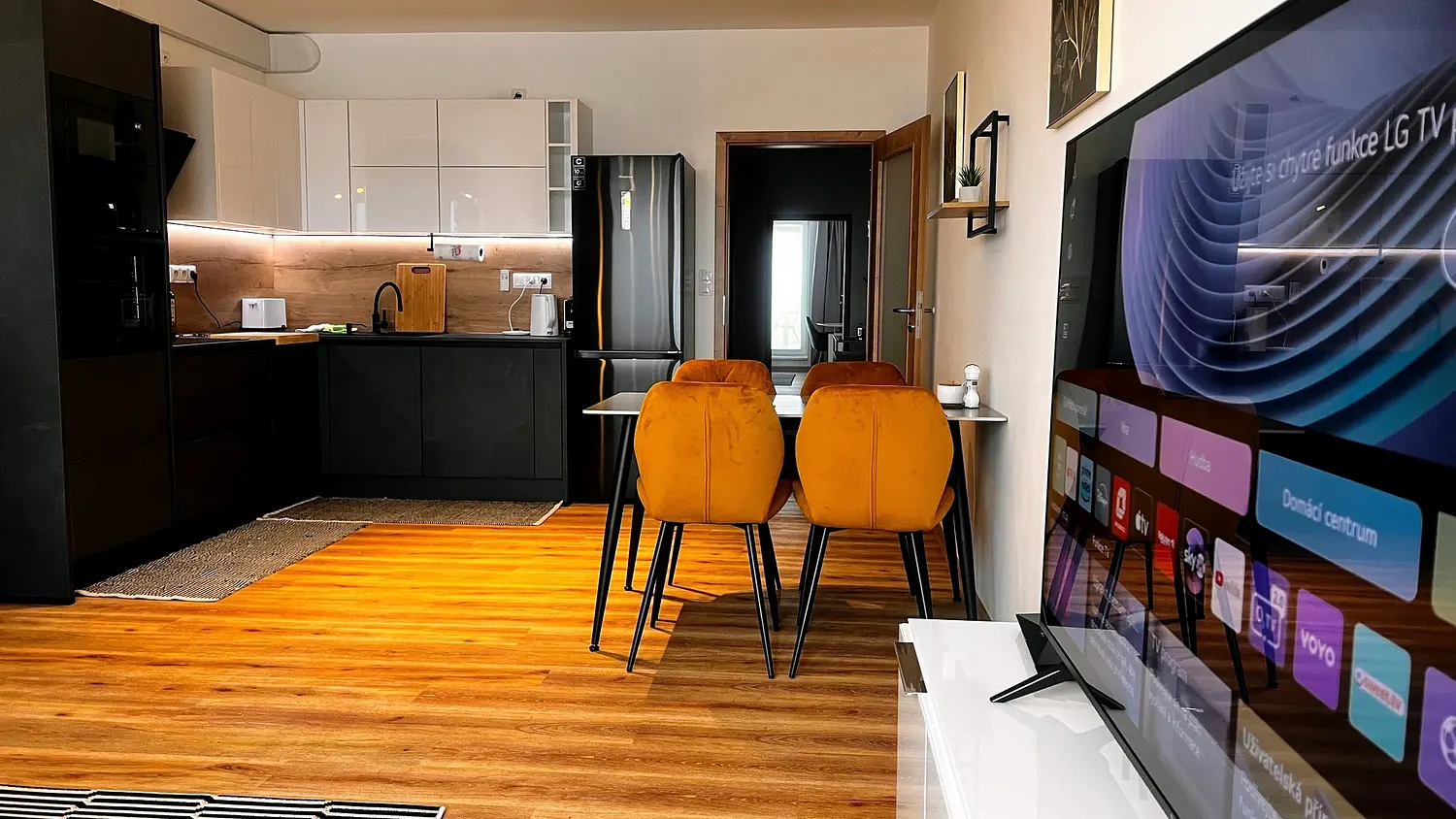 Kuchyně s jídelním koutem, apartmán 2+kk